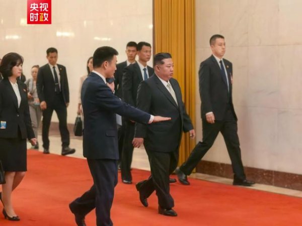 港联配资 金正恩抵达人民大会堂